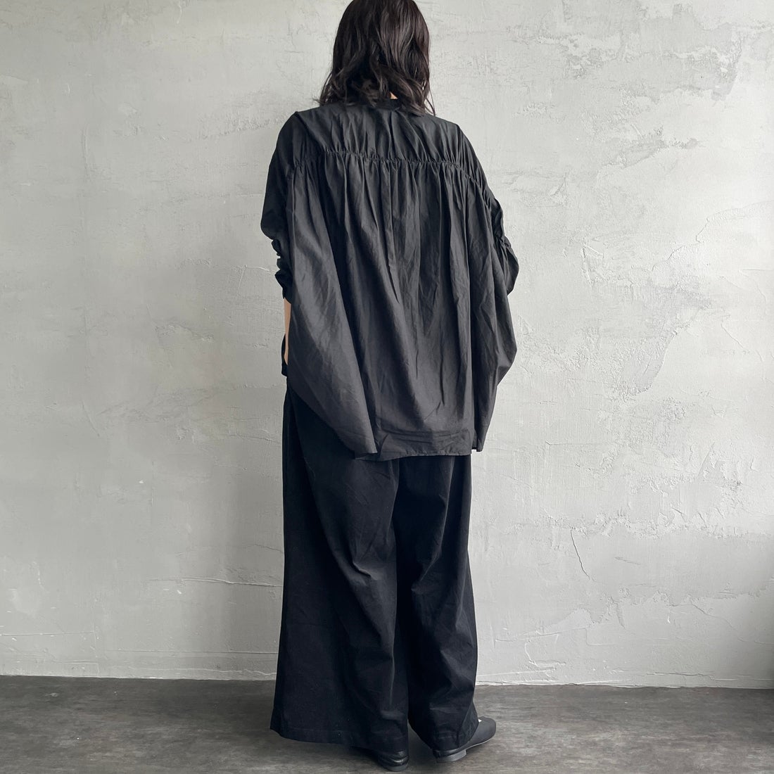 mizuiro ind [ミズイロインド] コーデュロイタックワイドパンツ [4-260067] 99 BLACK &&モデル身長：160cm 着用サイズ：F&&