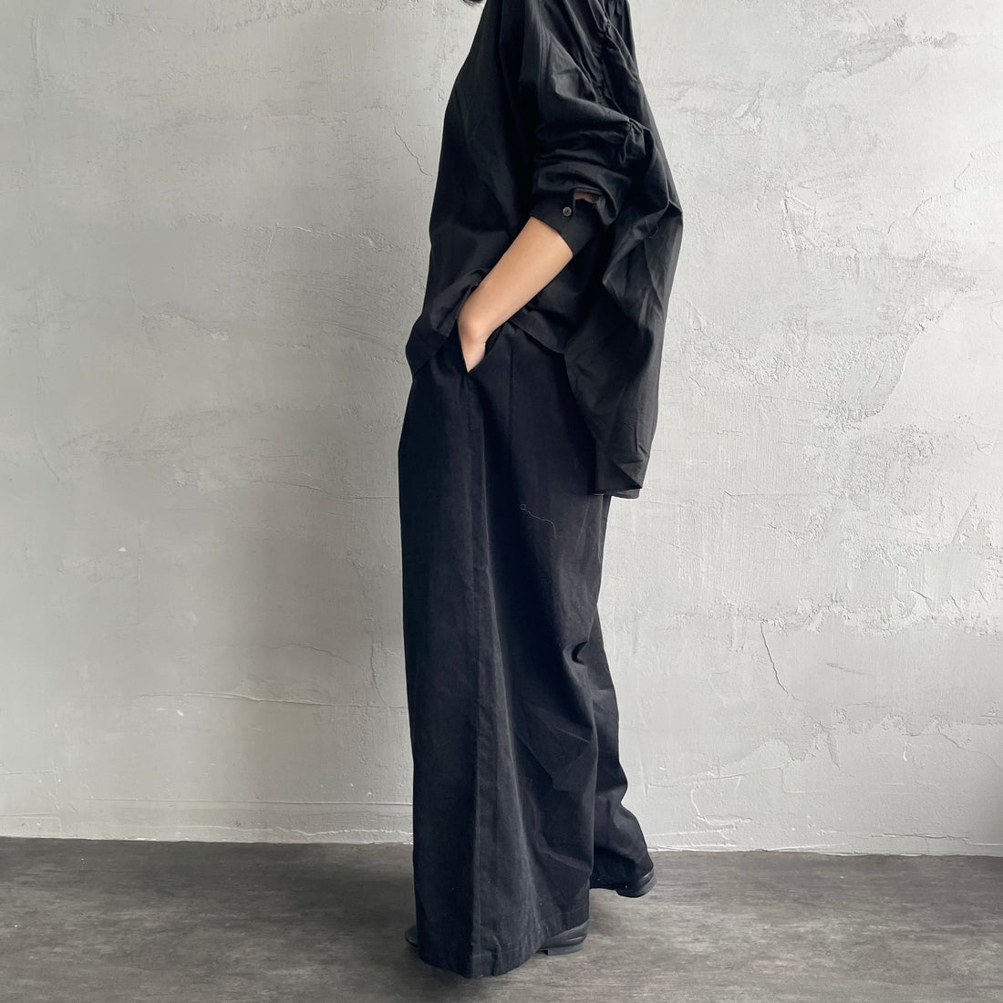 mizuiro ind [ミズイロインド] コーデュロイタックワイドパンツ [4-260067] 99 BLACK &&モデル身長：160cm 着用サイズ：F&&