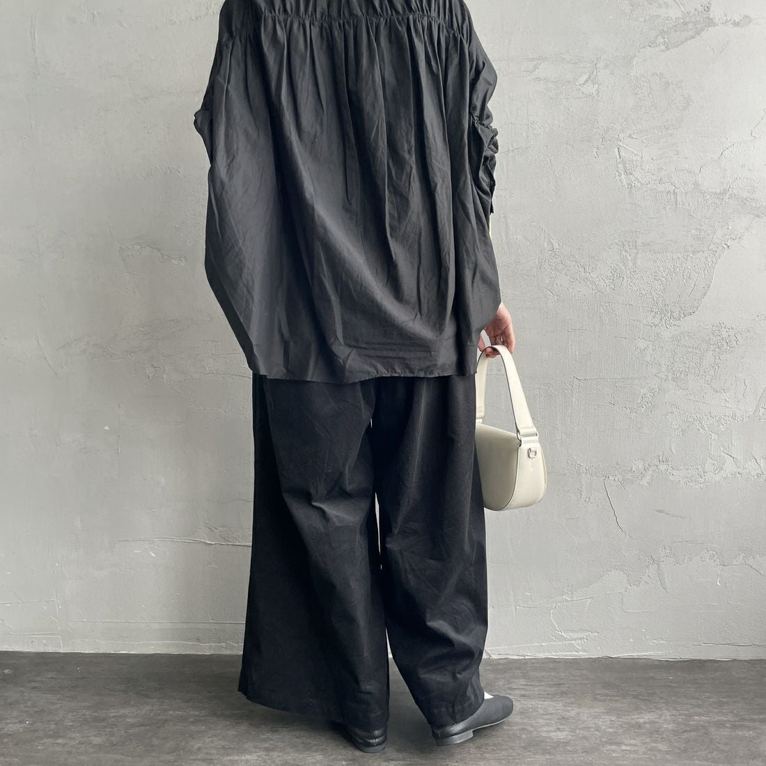 mizuiro ind [ミズイロインド] コーデュロイタックワイドパンツ [4-260067] 99 BLACK &&モデル身長：160cm 着用サイズ：F&&