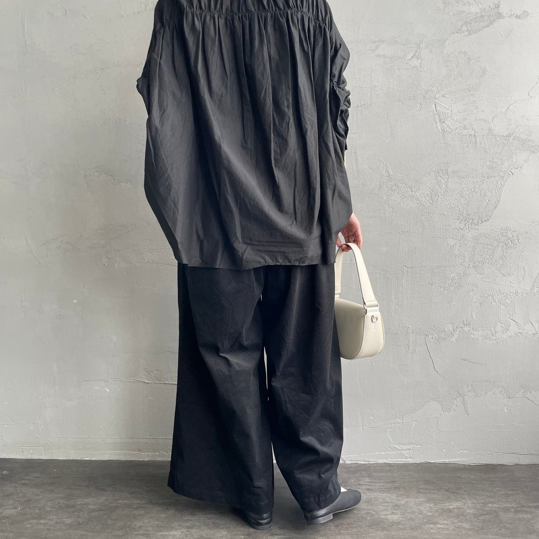 mizuiro ind [ミズイロインド] コーデュロイタックワイドパンツ [4-260067] 99 BLACK &&モデル身長：160cm 着用サイズ：F&&