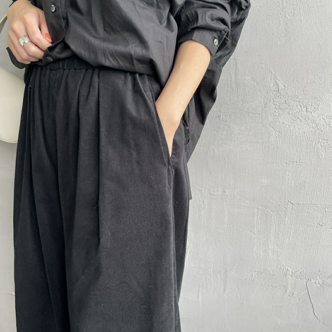 mizuiro ind [ミズイロインド] コーデュロイタックワイドパンツ [4-260067] 99 BLACK &&モデル身長：160cm 着用サイズ：F&&