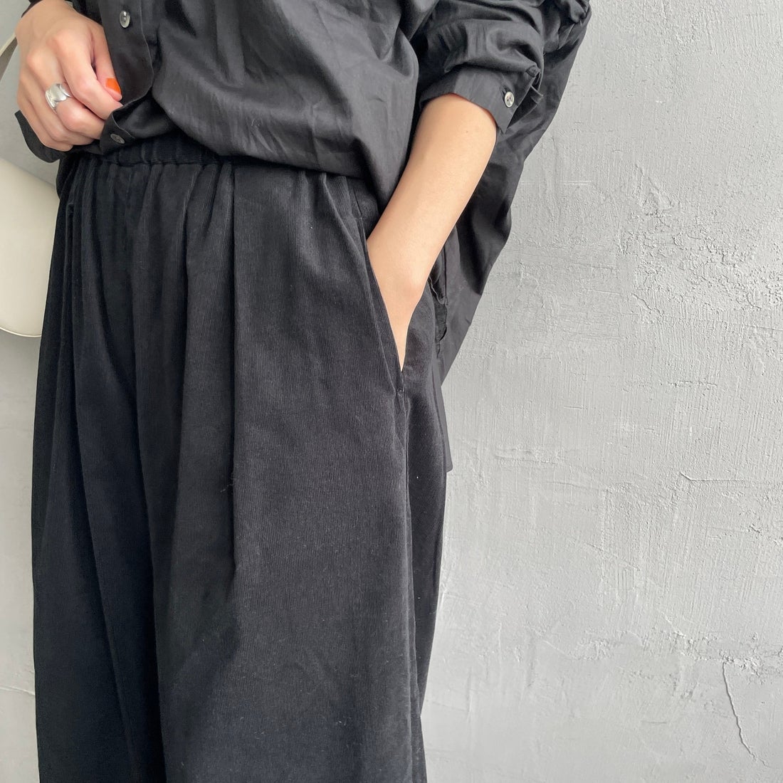 mizuiro ind [ミズイロインド] コーデュロイタックワイドパンツ [4-260067] 99 BLACK &&モデル身長：160cm 着用サイズ：F&&