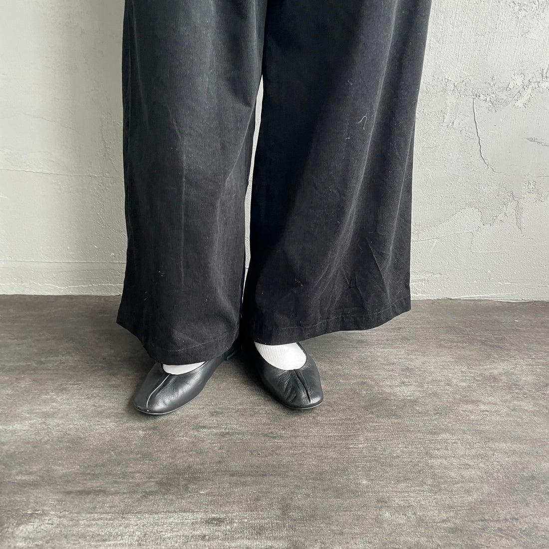 mizuiro ind [ミズイロインド] コーデュロイタックワイドパンツ [4-260067] 99 BLACK &&モデル身長：160cm 着用サイズ：F&&