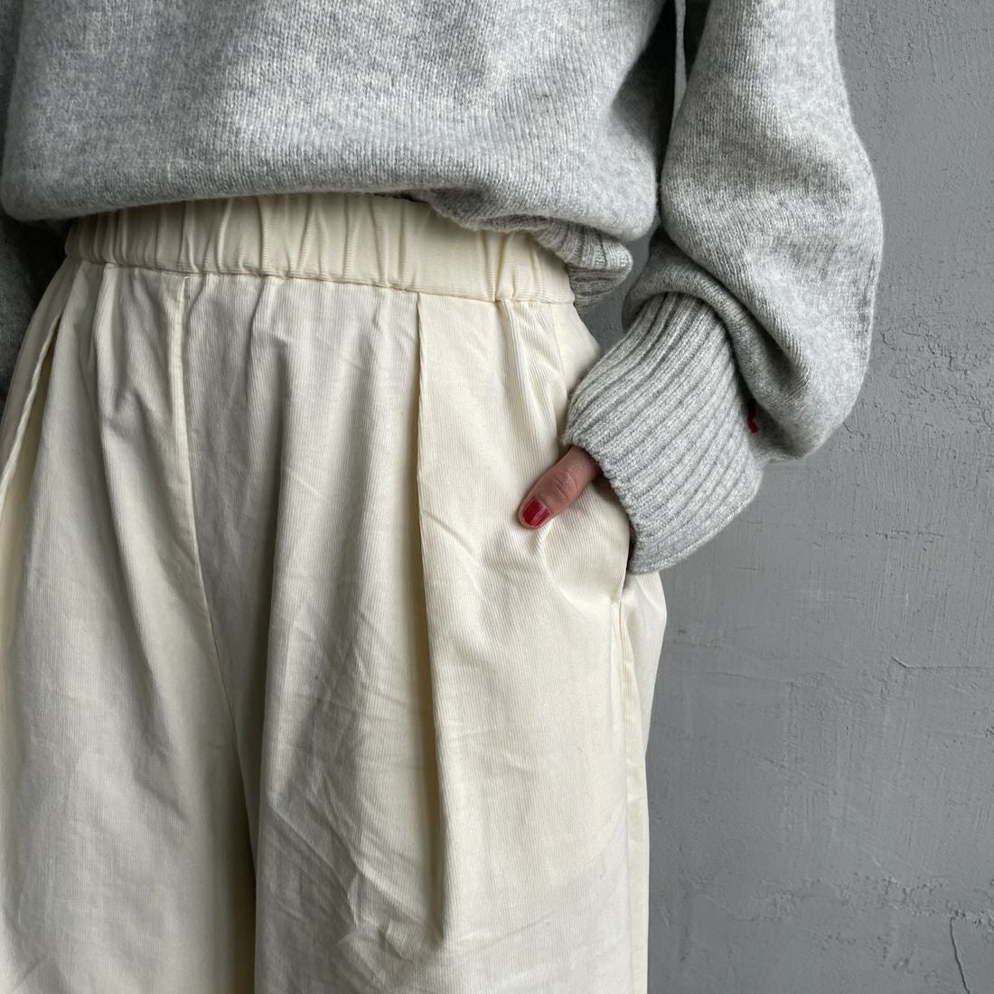 mizuiro ind [ミズイロインド] コーデュロイタックワイドパンツ [4-260067] 12C IVORY &&モデル身長：158cm 着用サイズ：F&&