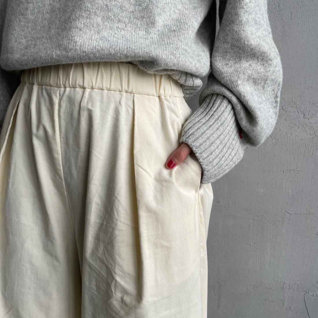 mizuiro ind [ミズイロインド] コーデュロイタックワイドパンツ [4-260067] 12C IVORY &&モデル身長：158cm 着用サイズ：F&&