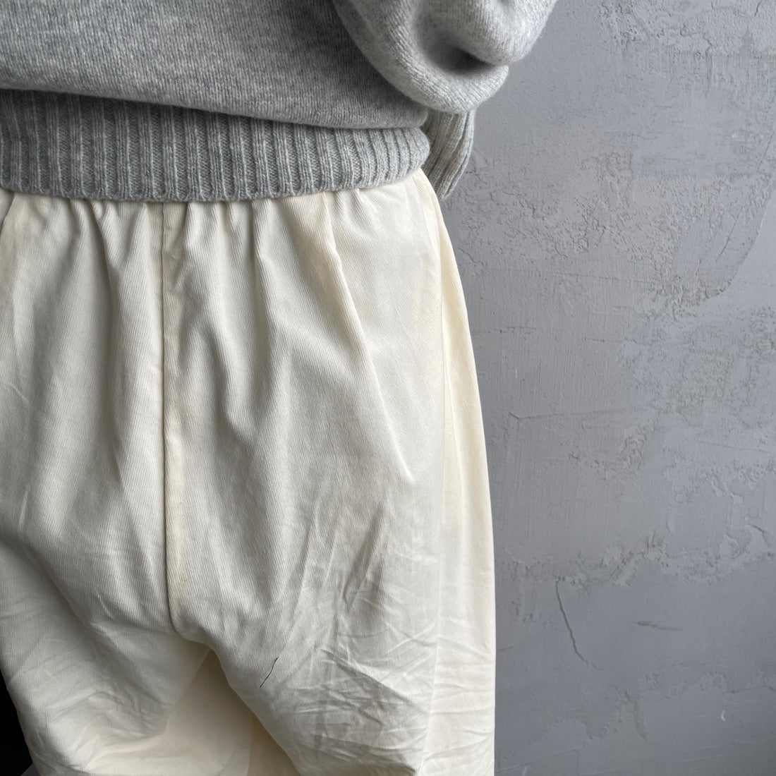 mizuiro ind [ミズイロインド] コーデュロイタックワイドパンツ [4-260067] 12C IVORY &&モデル身長：158cm 着用サイズ：F&&