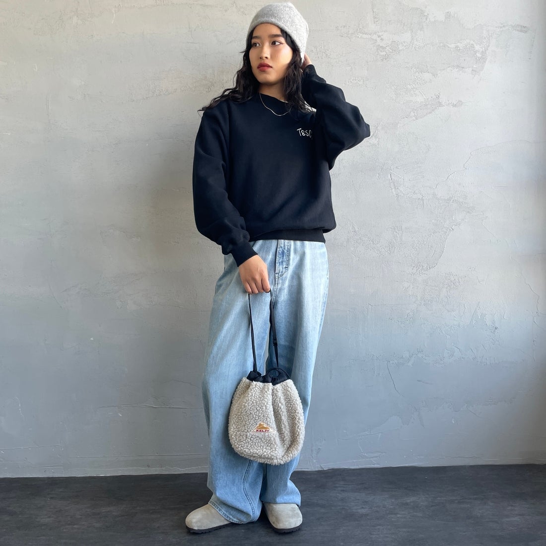 The Endless Summer [エンドレスサマー] 別注 手描き風BUHI バックプリントスウェット [FH-25774500-JF] BLACK &&モデル身長：162cm 着用サイズ：S&&