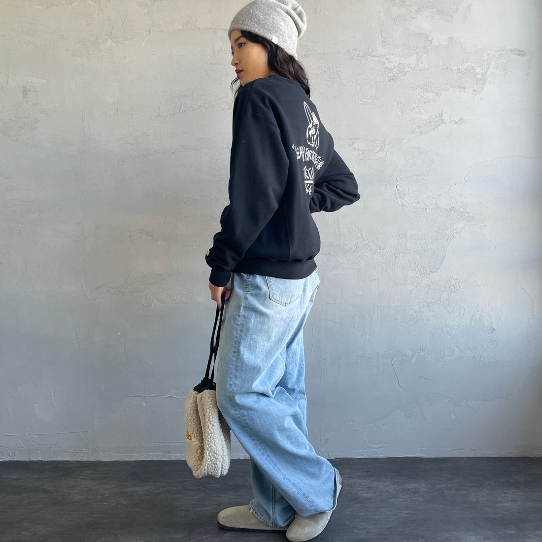 The Endless Summer [エンドレスサマー] 別注 手描き風BUHI バックプリントスウェット [FH-25774500-JF] BLACK &&モデル身長：162cm 着用サイズ：S&&