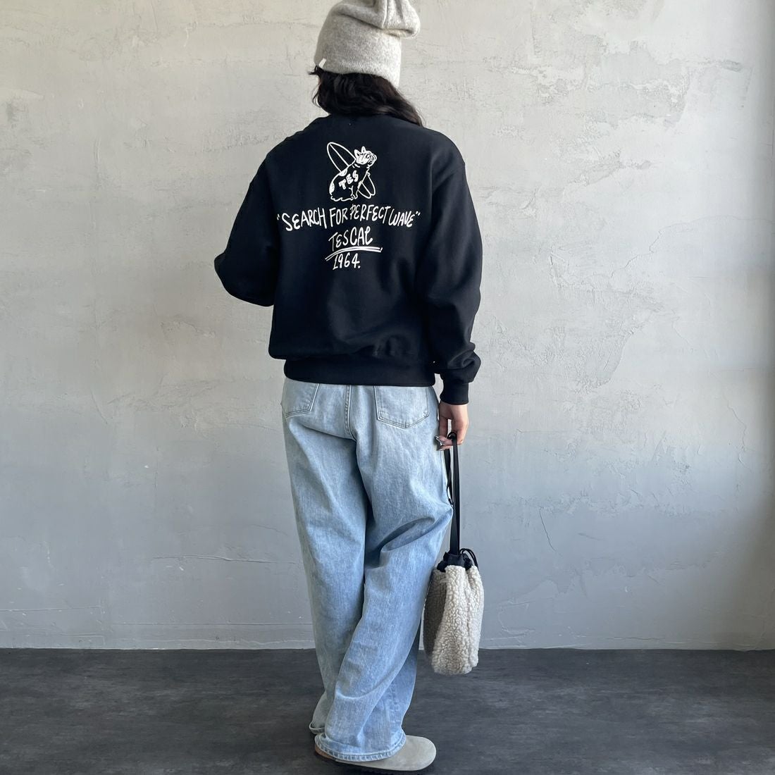 The Endless Summer [エンドレスサマー] 別注 手描き風BUHI バックプリントスウェット [FH-25774500-JF] BLACK &&モデル身長：162cm 着用サイズ：S&&