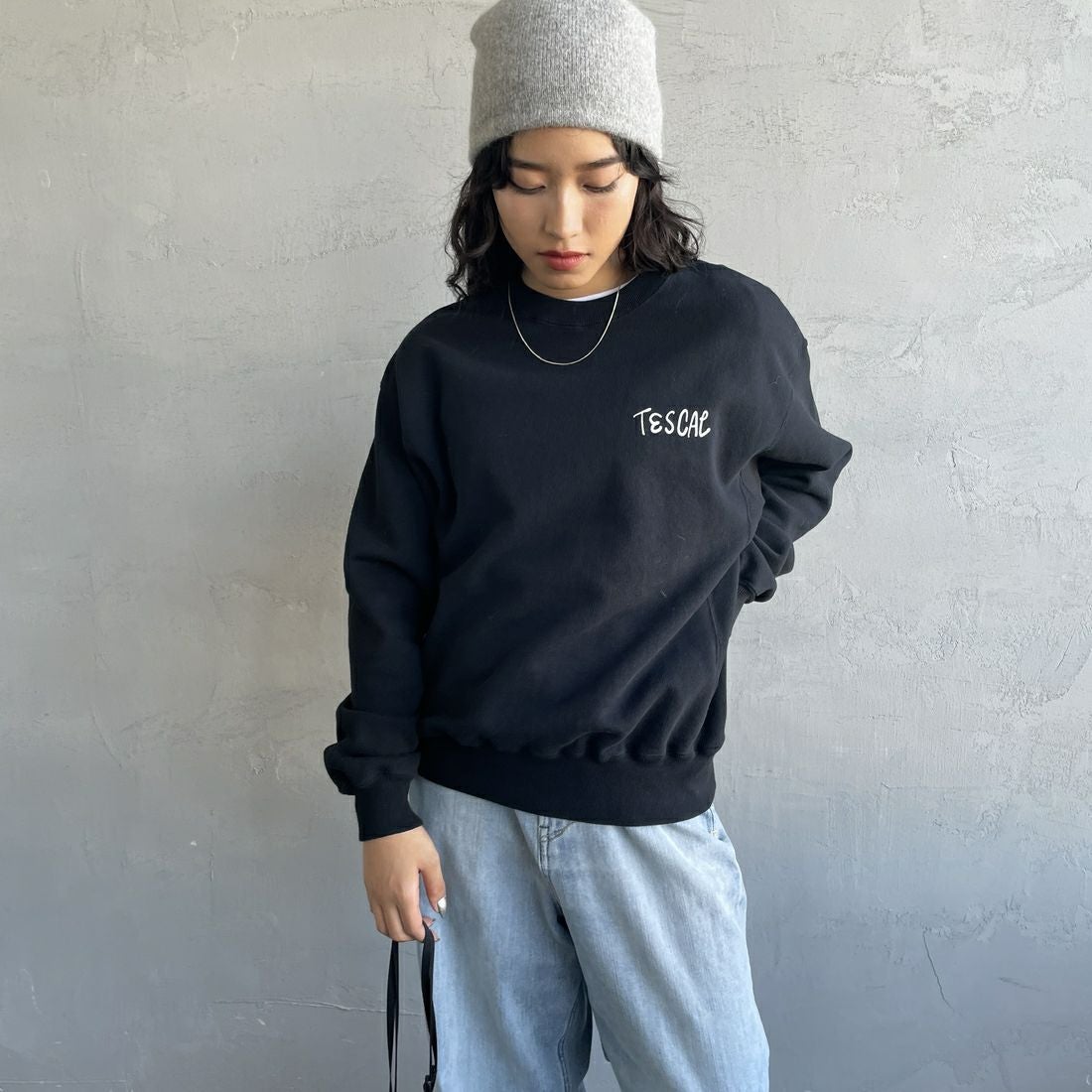 The Endless Summer [エンドレスサマー] 別注 手描き風BUHI バックプリントスウェット [FH-25774500-JF] BLACK &&モデル身長：162cm 着用サイズ：S&&