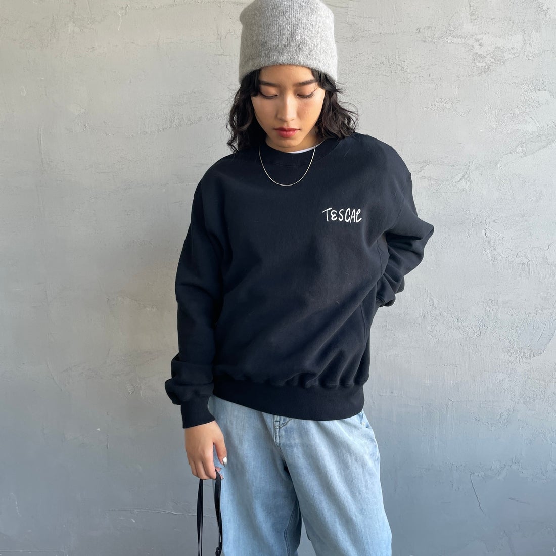 The Endless Summer [エンドレスサマー] 別注 手描き風BUHI バックプリントスウェット [FH-25774500-JF] BLACK &&モデル身長：162cm 着用サイズ：S&&