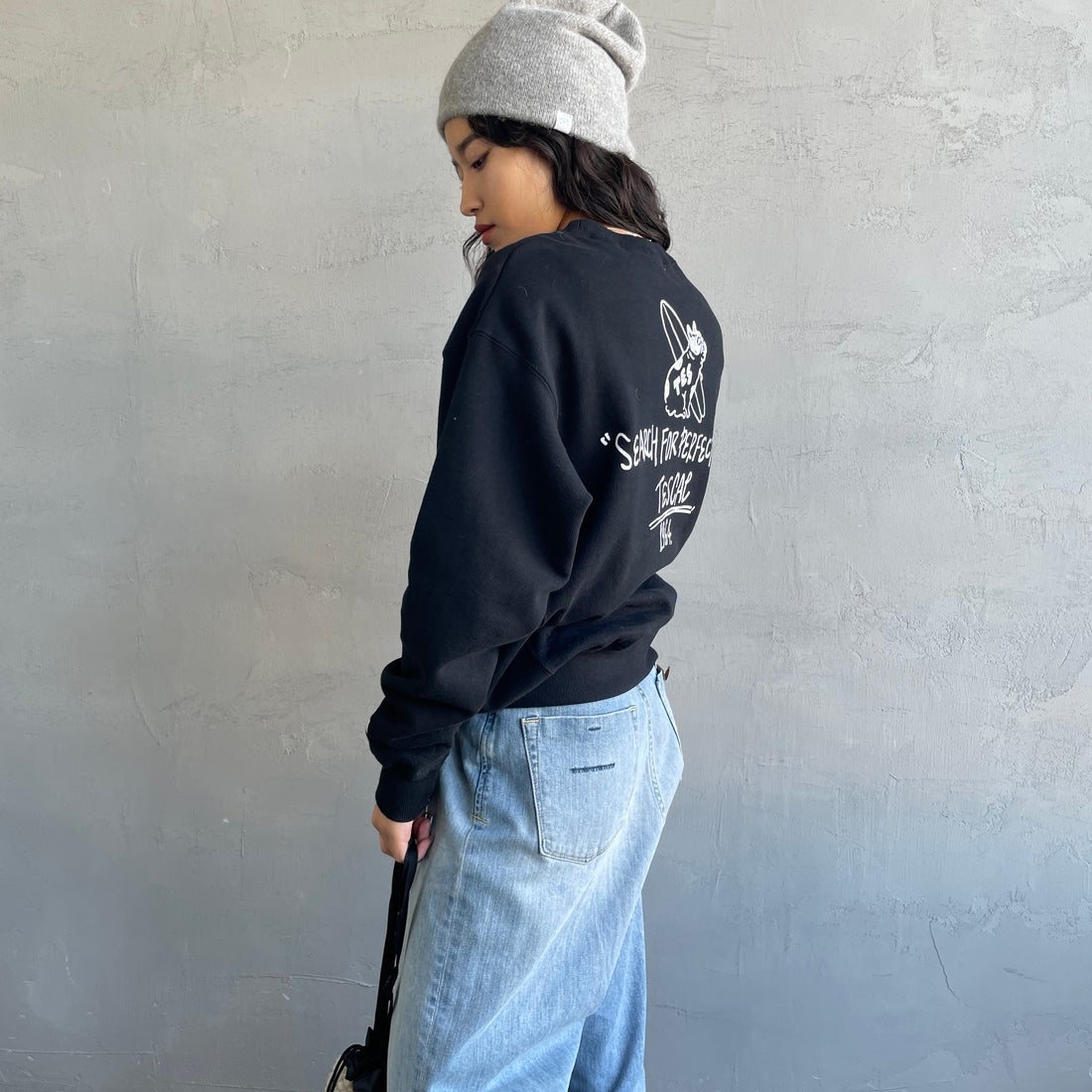 The Endless Summer [エンドレスサマー] 別注 手描き風BUHI バックプリントスウェット [FH-25774500-JF] BLACK &&モデル身長：162cm 着用サイズ：S&&