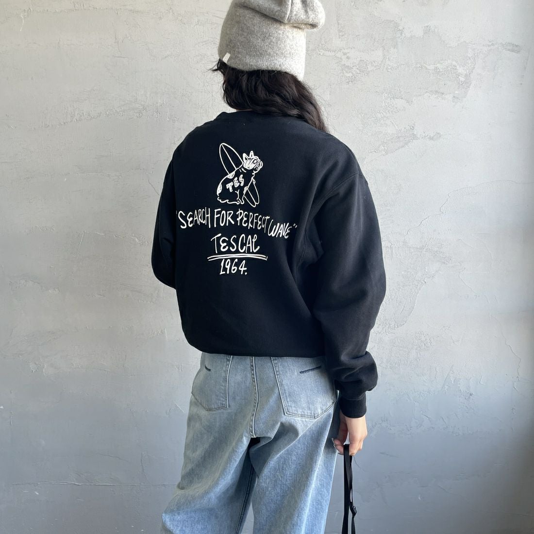 The Endless Summer [エンドレスサマー] 別注 手描き風BUHI バックプリントスウェット [FH-25774500-JF] BLACK &&モデル身長：162cm 着用サイズ：S&&