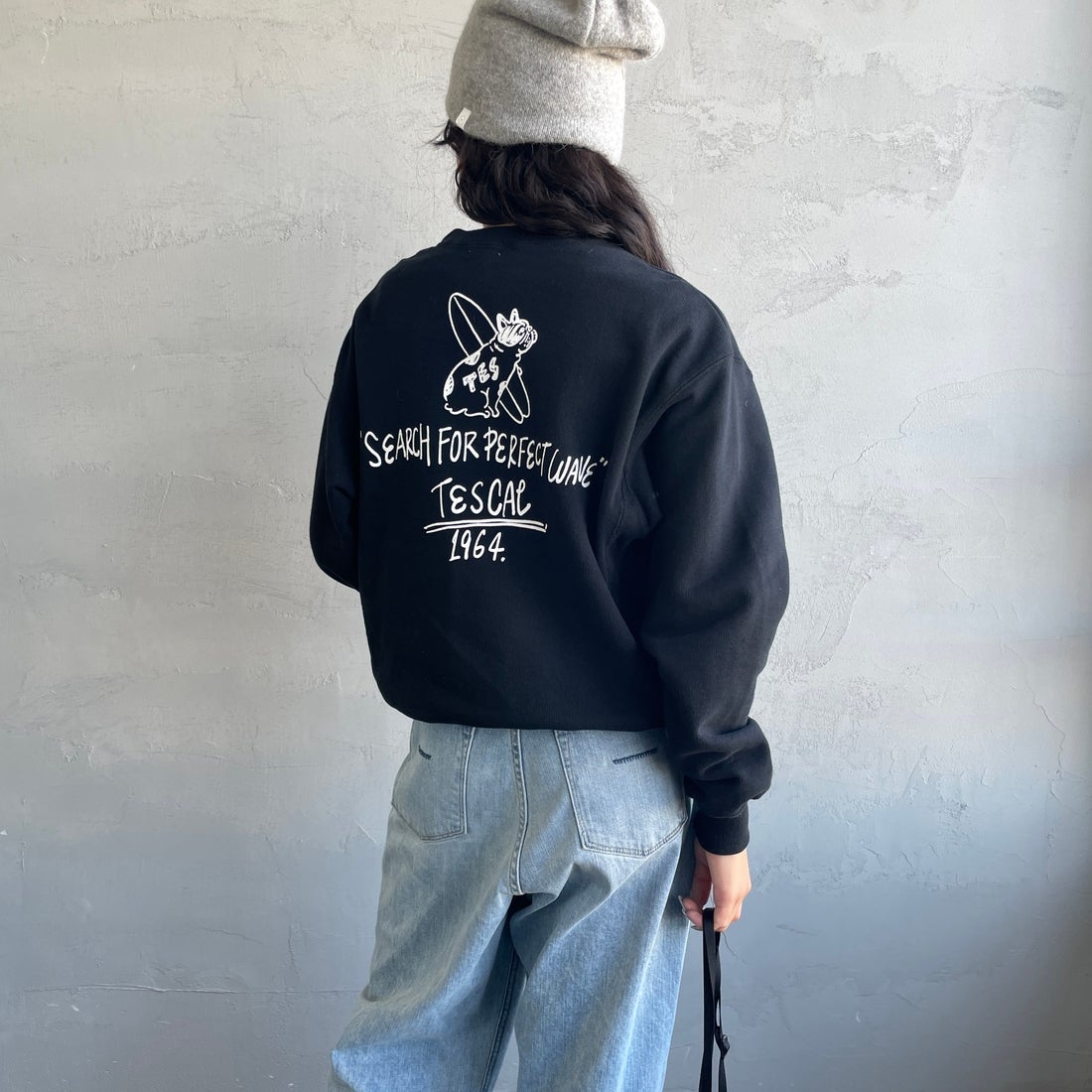 The Endless Summer [エンドレスサマー] 別注 手描き風BUHI バックプリントスウェット [FH-25774500-JF] BLACK &&モデル身長：162cm 着用サイズ：S&&