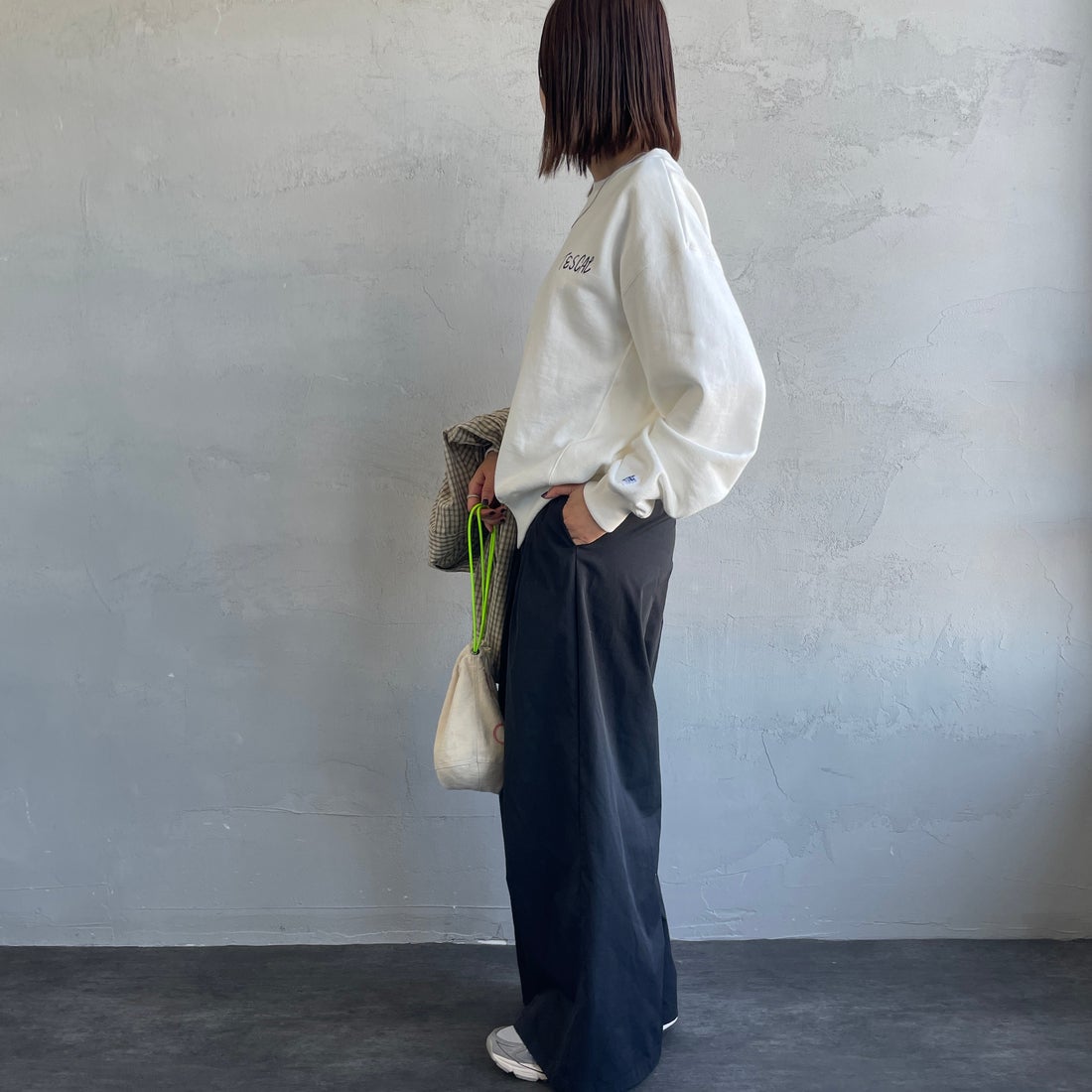 The Endless Summer [エンドレスサマー] 別注 手描き風BUHI バックプリントスウェット [FH-25774500-JF] IVORY &&モデル身長：159cm 着用サイズ：S&&