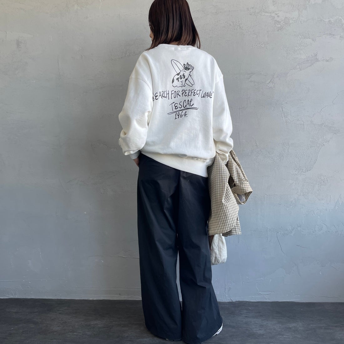 The Endless Summer [エンドレスサマー] 別注 手描き風BUHI バックプリントスウェット [FH-25774500-JF] IVORY &&モデル身長：159cm 着用サイズ：S&&