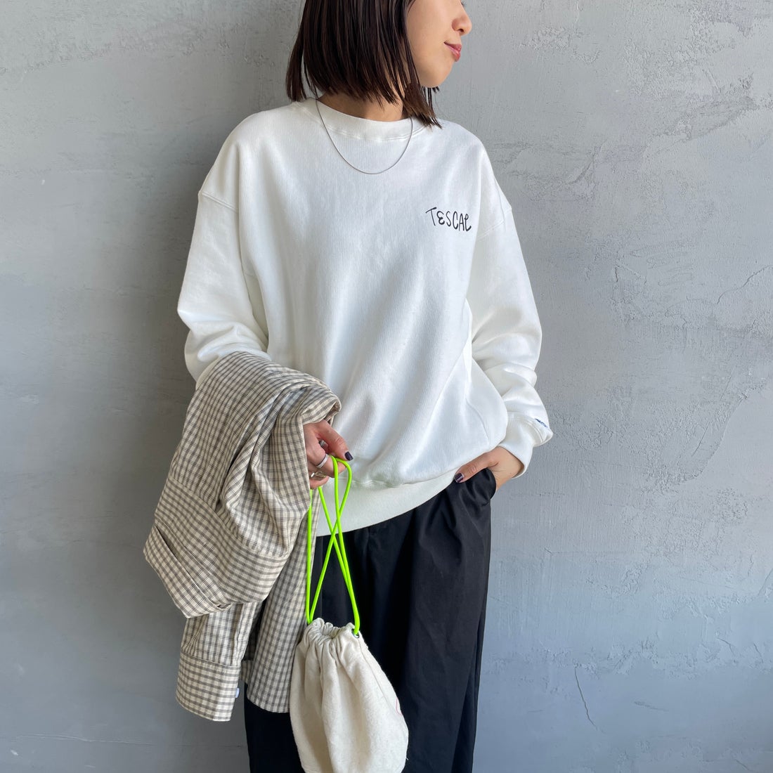 The Endless Summer [エンドレスサマー] 別注 手描き風BUHI バックプリントスウェット [FH-25774500-JF] IVORY &&モデル身長：159cm 着用サイズ：S&&