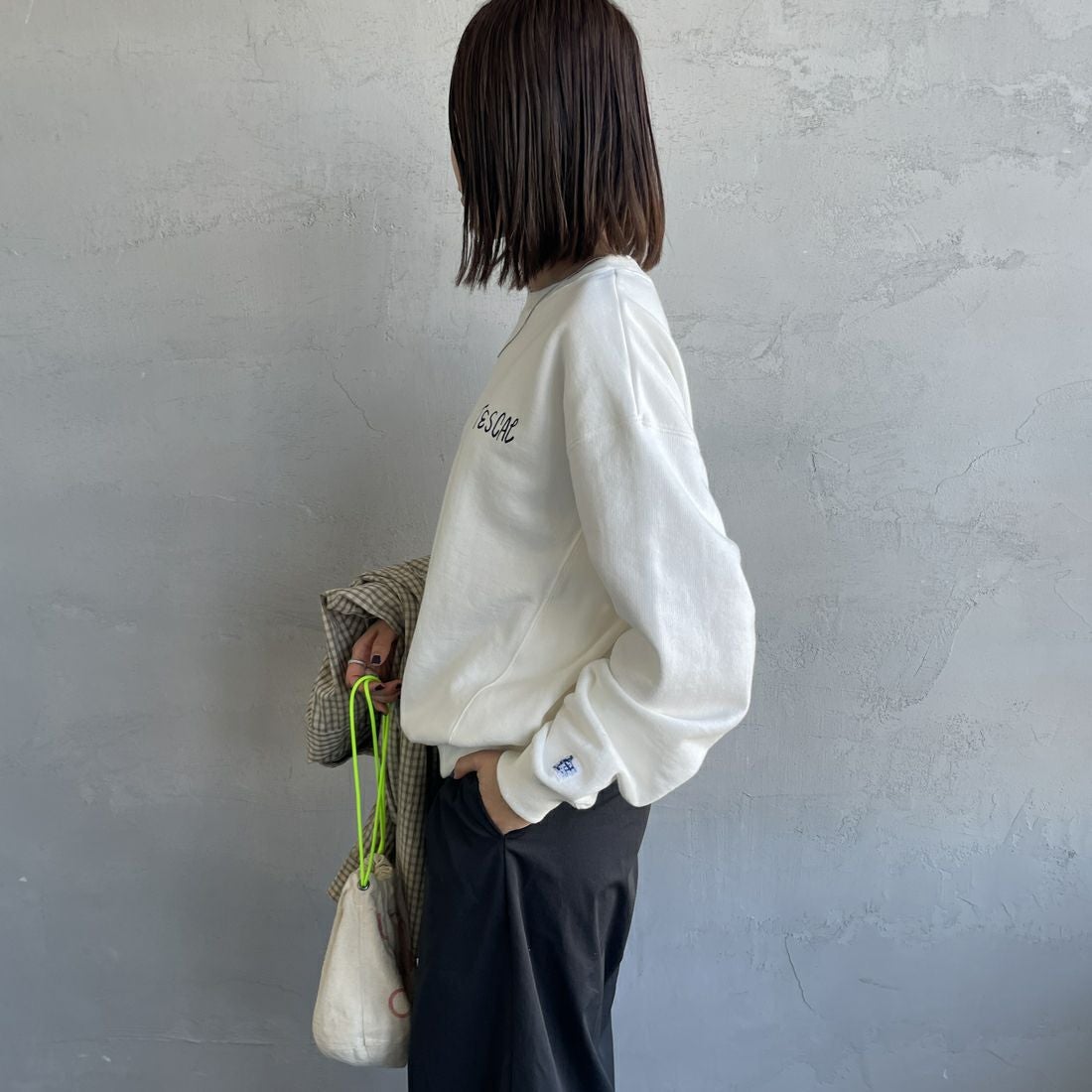 The Endless Summer [エンドレスサマー] 別注 手描き風BUHI バックプリントスウェット [FH-25774500-JF] IVORY &&モデル身長：159cm 着用サイズ：S&&