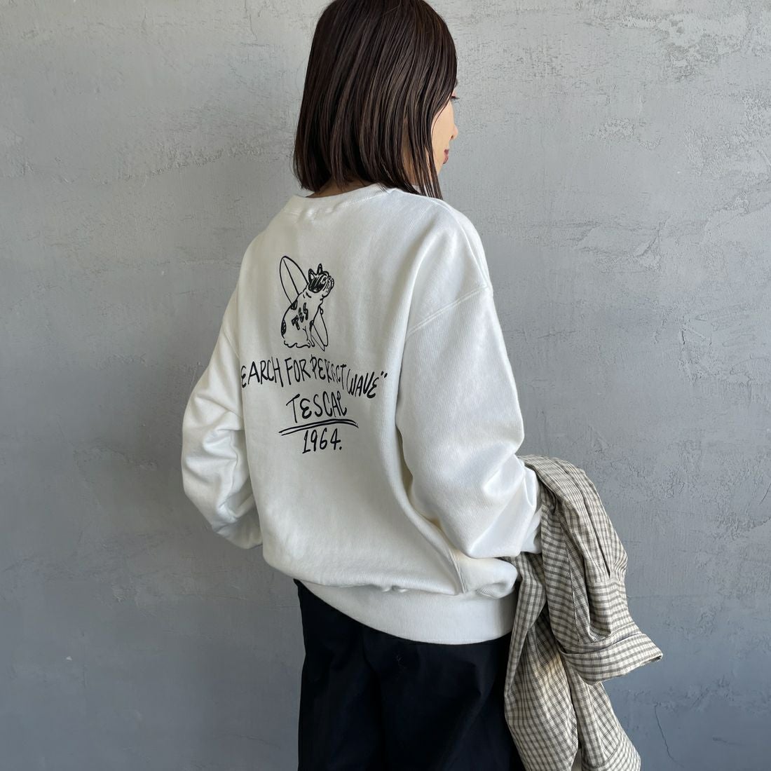 The Endless Summer [エンドレスサマー] 別注 手描き風BUHI バックプリントスウェット [FH-25774500-JF] IVORY &&モデル身長：159cm 着用サイズ：S&&