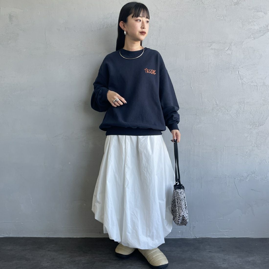 The Endless Summer [エンドレスサマー] 別注 手描き風BUHI バックプリントスウェット [FH-25774500-JF] NAVY &&モデル身長：150cm 着用サイズ：S&&