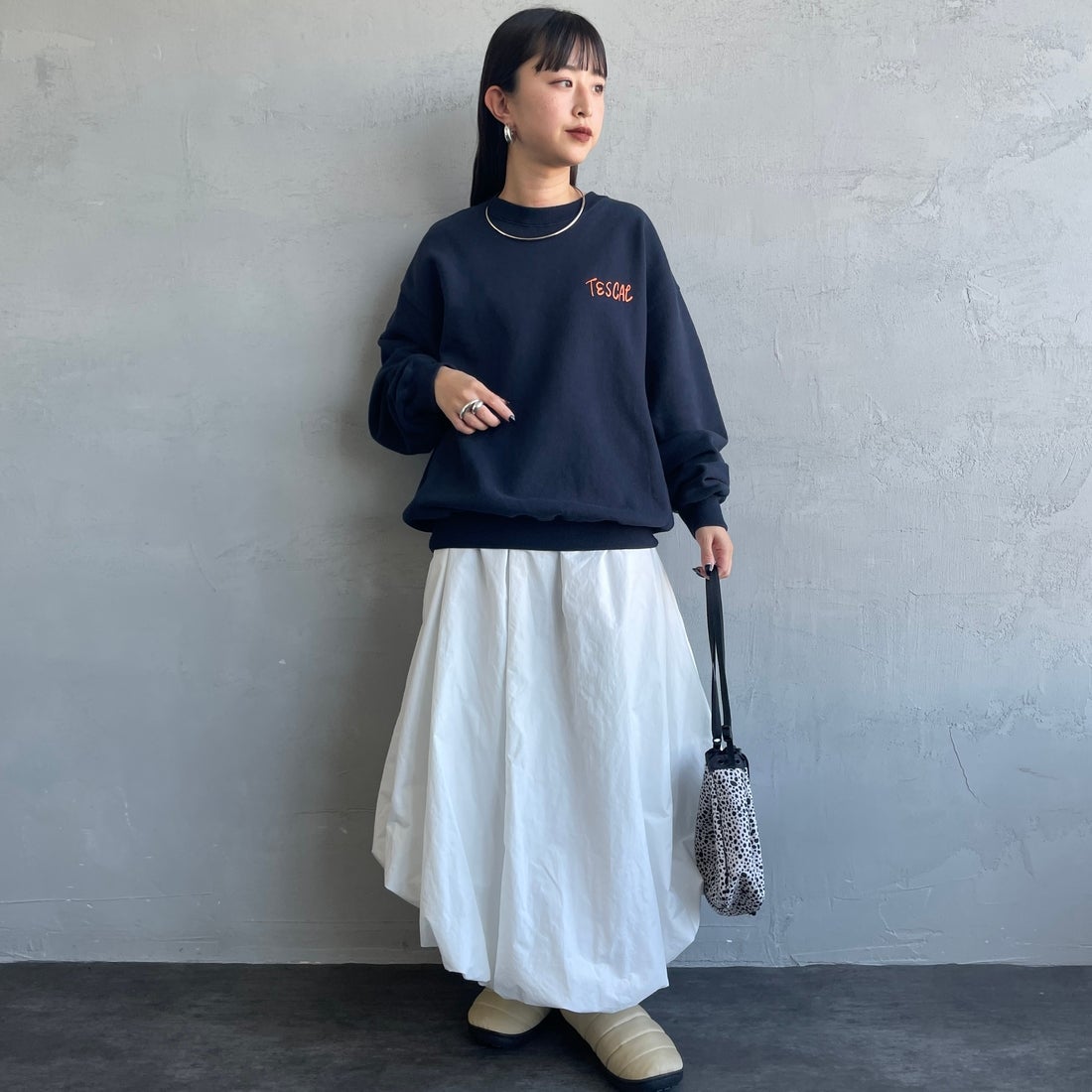 The Endless Summer [エンドレスサマー] 別注 手描き風BUHI バックプリントスウェット [FH-25774500-JF] NAVY &&モデル身長：150cm 着用サイズ：S&&