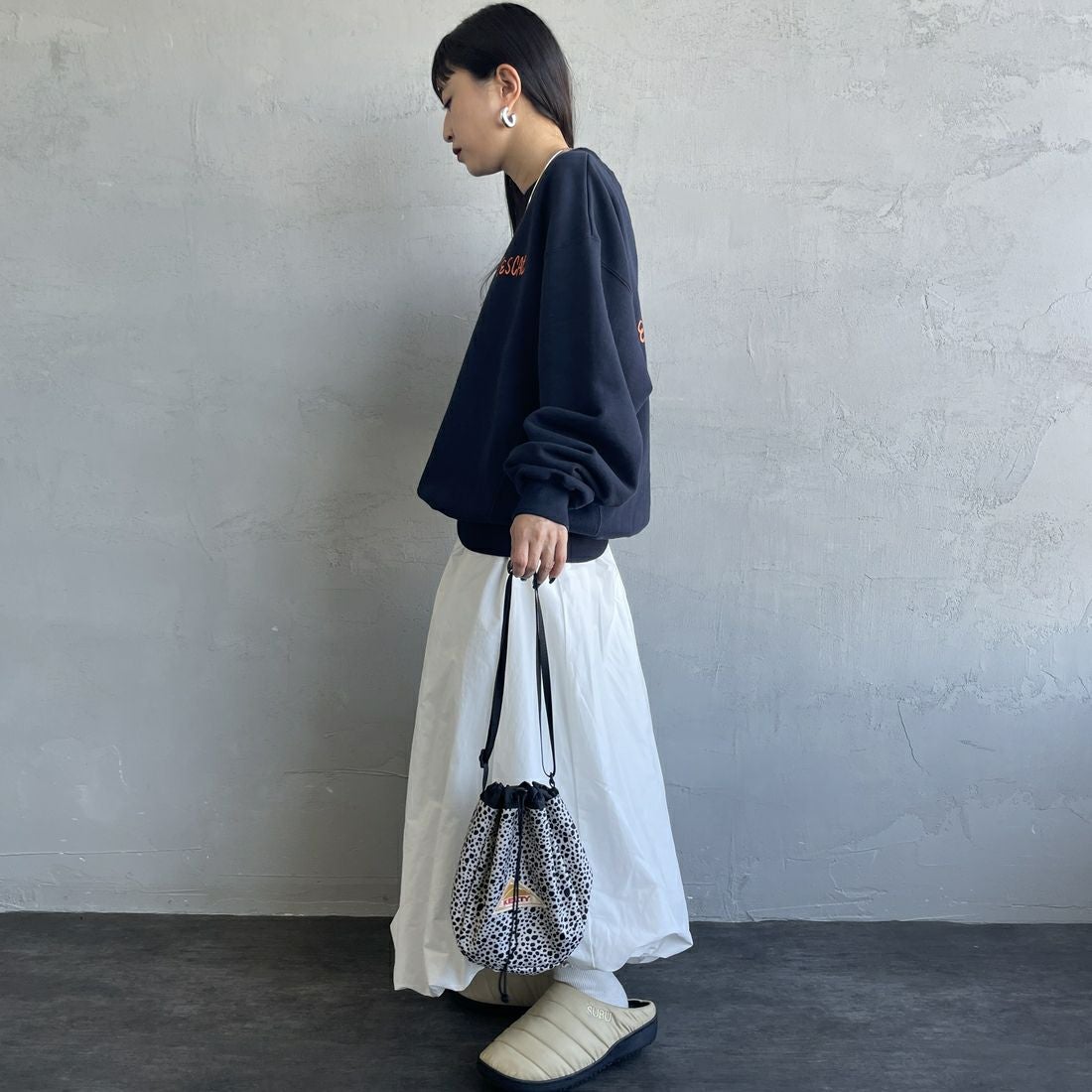 The Endless Summer [エンドレスサマー] 別注 手描き風BUHI バックプリントスウェット [FH-25774500-JF] NAVY &&モデル身長：150cm 着用サイズ：S&&