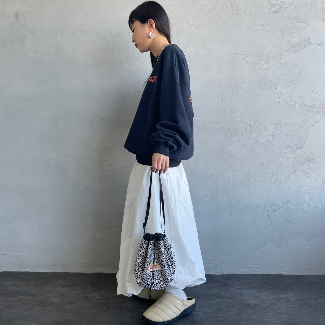 The Endless Summer [エンドレスサマー] 別注 手描き風BUHI バックプリントスウェット [FH-25774500-JF] NAVY &&モデル身長：150cm 着用サイズ：S&&