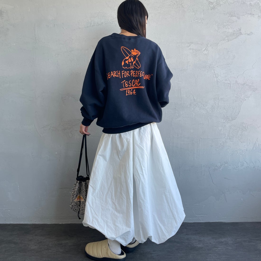 The Endless Summer [エンドレスサマー] 別注 手描き風BUHI バックプリントスウェット [FH-25774500-JF] NAVY &&モデル身長：150cm 着用サイズ：S&&