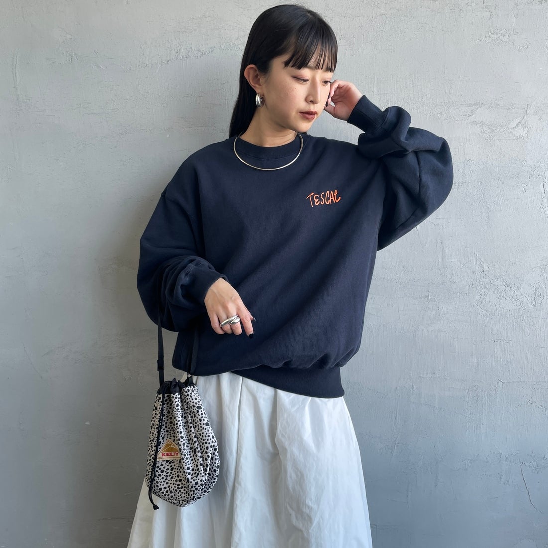 The Endless Summer [エンドレスサマー] 別注 手描き風BUHI バックプリントスウェット [FH-25774500-JF] NAVY &&モデル身長：150cm 着用サイズ：S&&