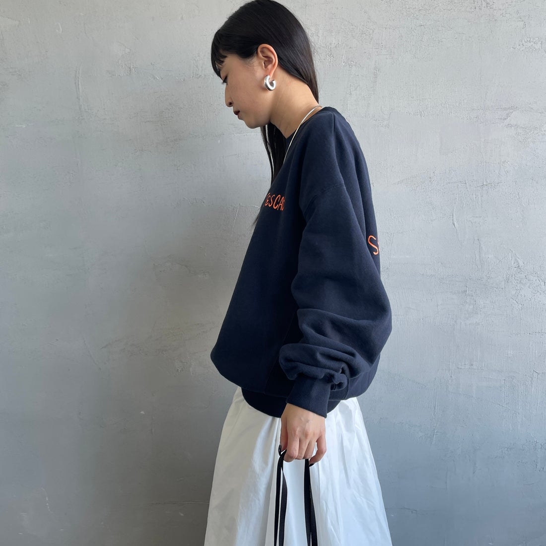 The Endless Summer [エンドレスサマー] 別注 手描き風BUHI バックプリントスウェット [FH-25774500-JF] NAVY &&モデル身長：150cm 着用サイズ：S&&