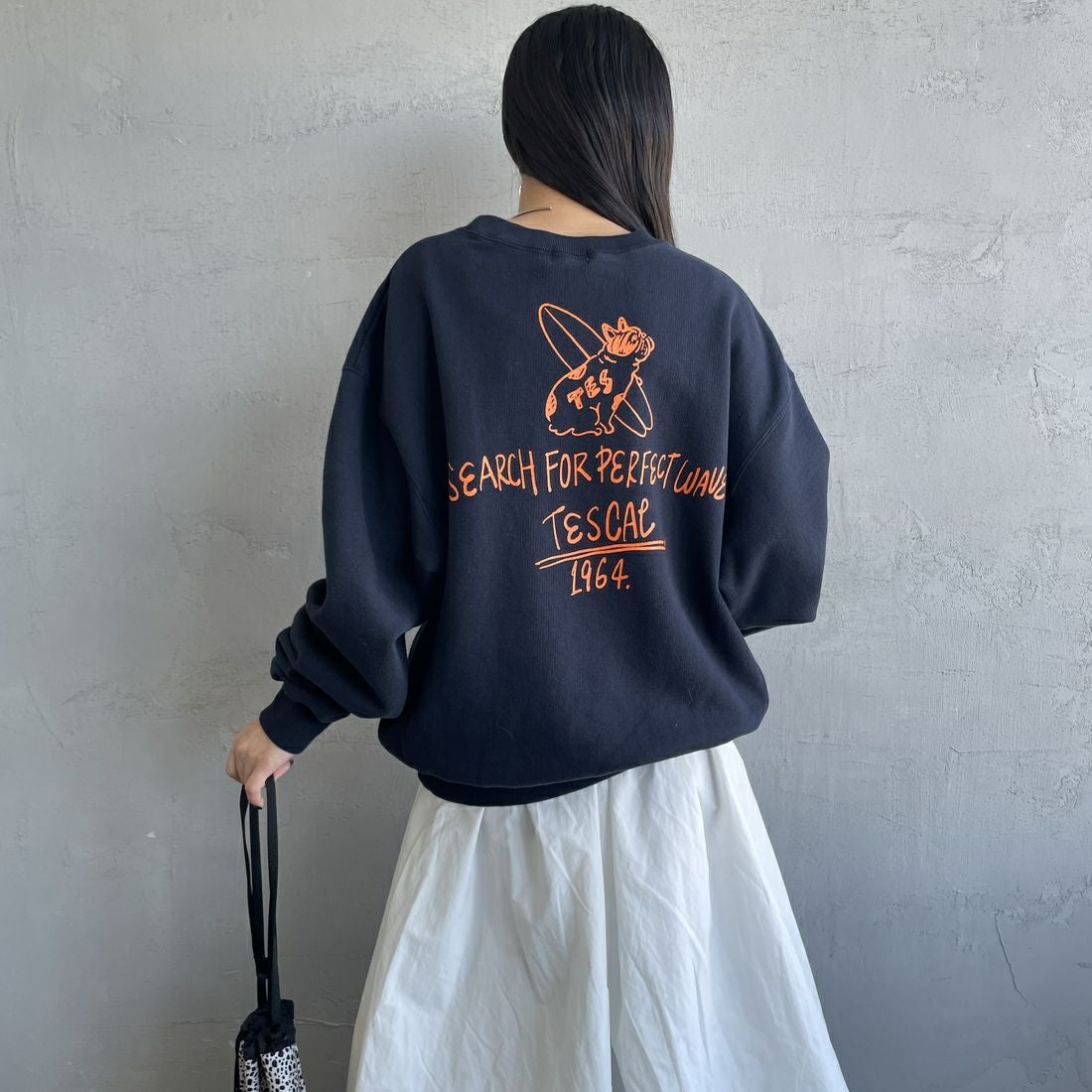 The Endless Summer [エンドレスサマー] 別注 手描き風BUHI バックプリントスウェット [FH-25774500-JF] NAVY &&モデル身長：150cm 着用サイズ：S&&