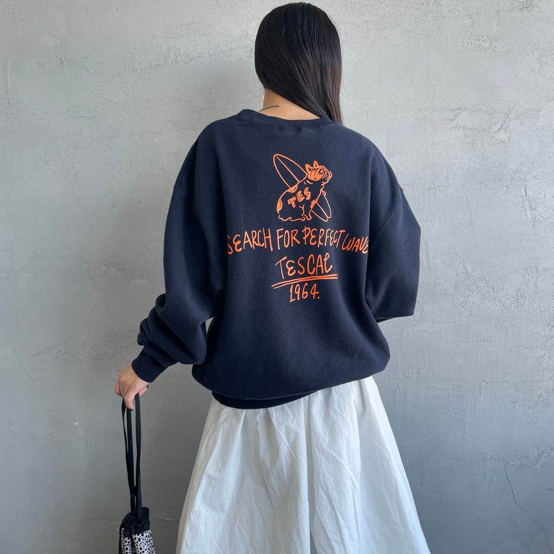 The Endless Summer [エンドレスサマー] 別注 手描き風BUHI バックプリントスウェット [FH-25774500-JF] NAVY &&モデル身長：150cm 着用サイズ：S&&