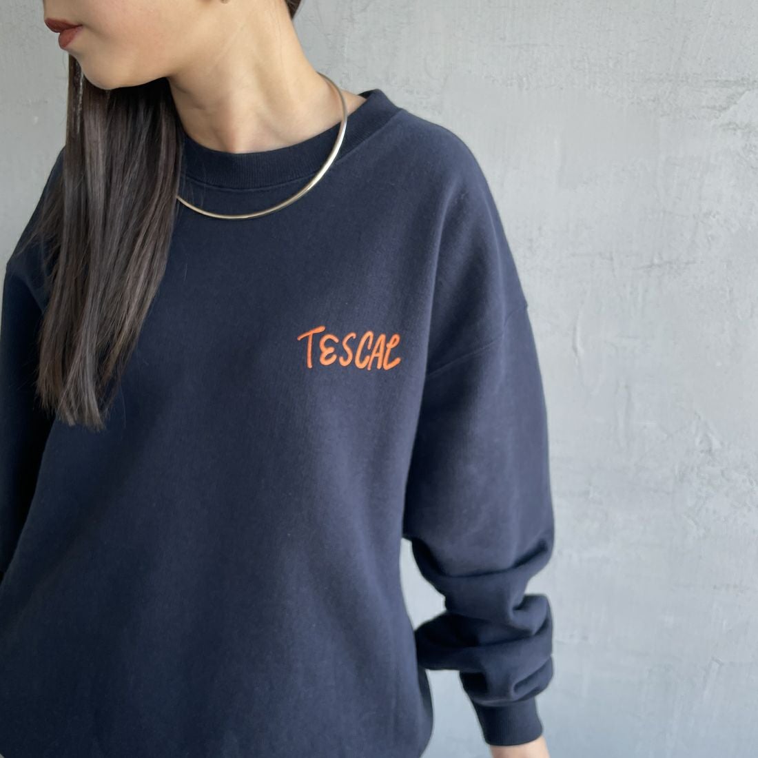 The Endless Summer [エンドレスサマー] 別注 手描き風BUHI バックプリントスウェット [FH-25774500-JF] NAVY &&モデル身長：150cm 着用サイズ：S&&