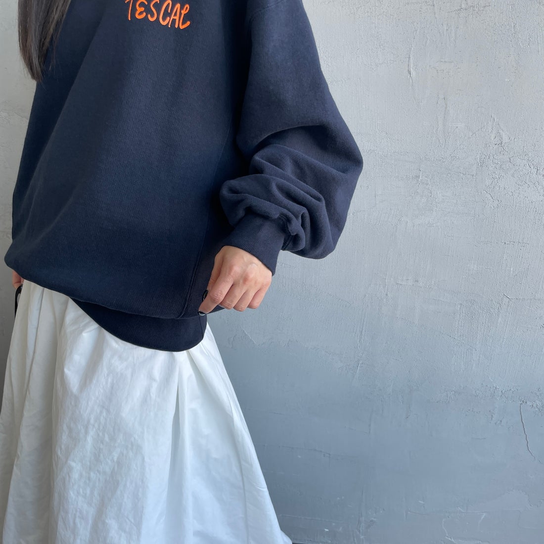 The Endless Summer [エンドレスサマー] 別注 手描き風BUHI バックプリントスウェット [FH-25774500-JF] NAVY &&モデル身長：150cm 着用サイズ：S&&