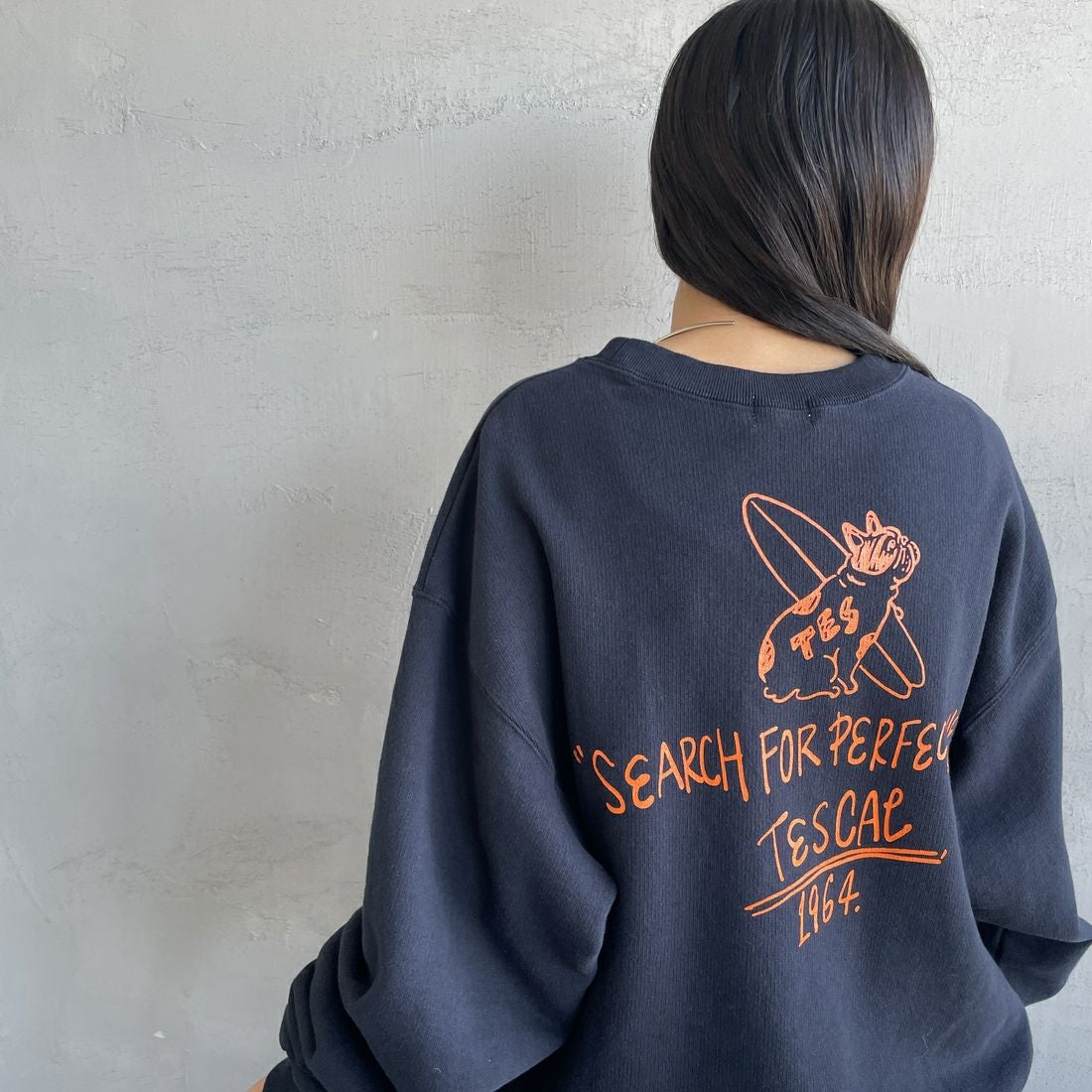 The Endless Summer [エンドレスサマー] 別注 手描き風BUHI バックプリントスウェット [FH-25774500-JF] NAVY &&モデル身長：150cm 着用サイズ：S&&