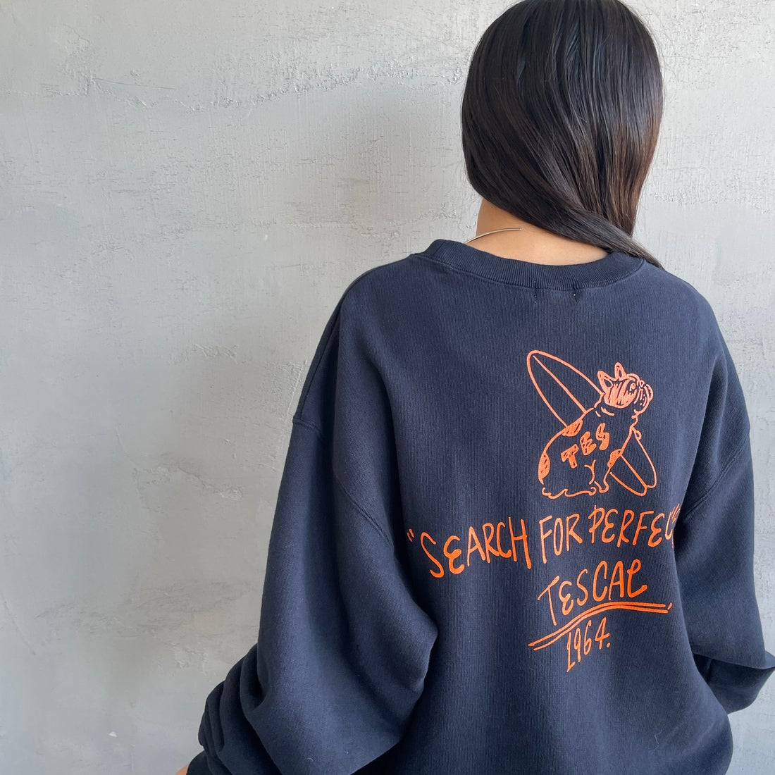 The Endless Summer [エンドレスサマー] 別注 手描き風BUHI バックプリントスウェット [FH-25774500-JF] NAVY &&モデル身長：150cm 着用サイズ：S&&