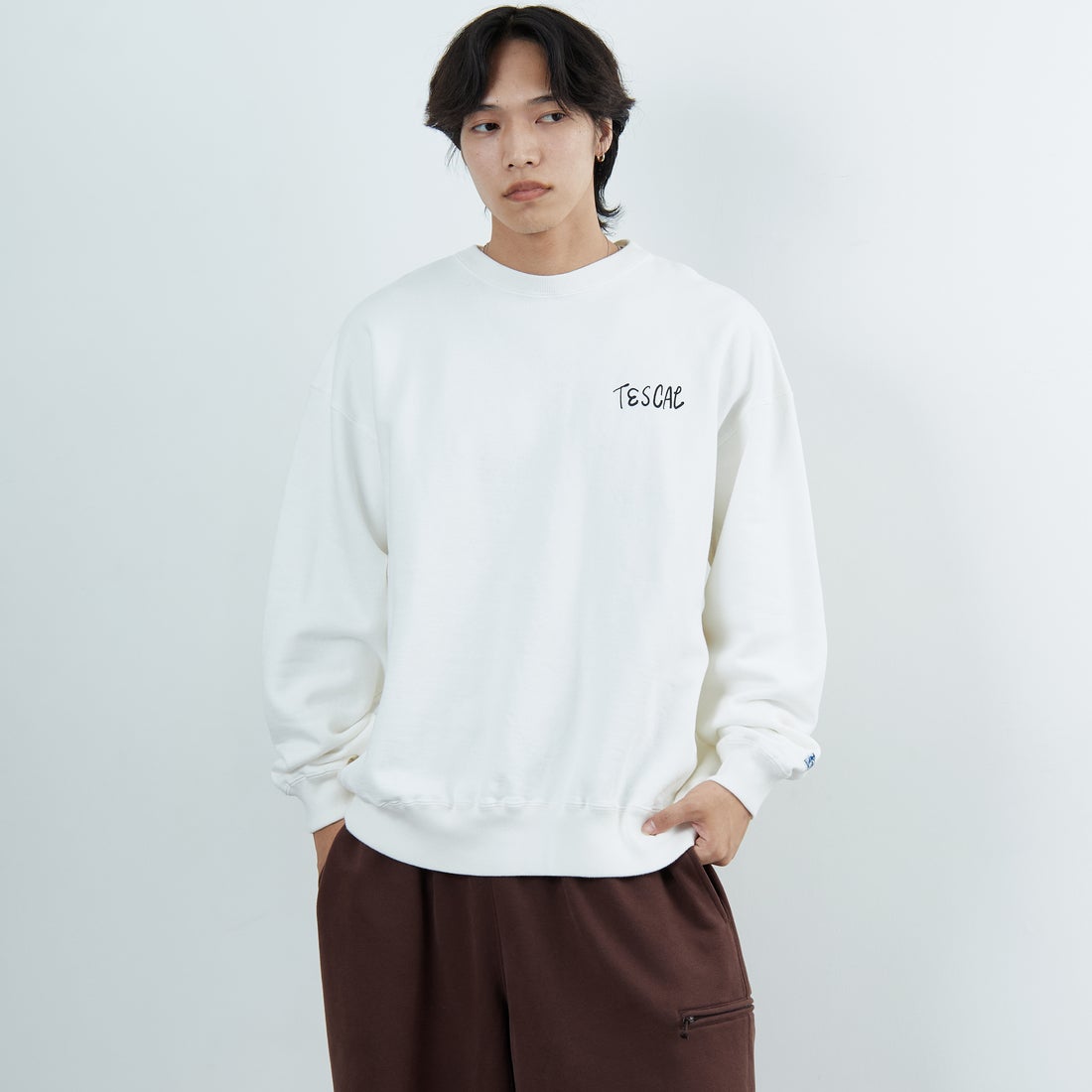 The Endless Summer [エンドレスサマー] 別注 手描き風BUHI バックプリントスウェット [FH-25774500-JF] IVORY &&モデル身長：179cm 着用サイズ：XL&&