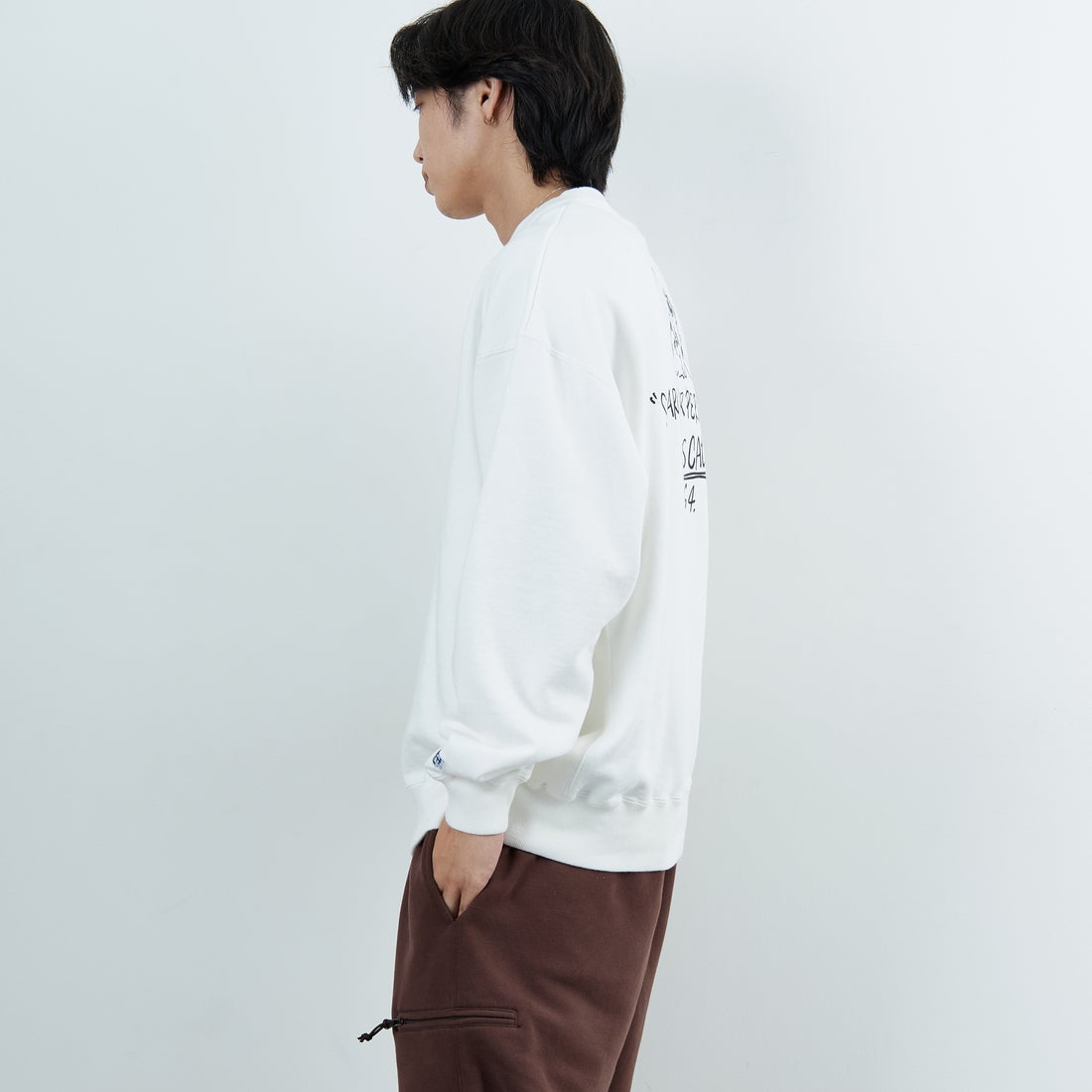 The Endless Summer [エンドレスサマー] 別注 手描き風BUHI バックプリントスウェット [FH-25774500-JF] IVORY &&モデル身長：179cm 着用サイズ：XL&&