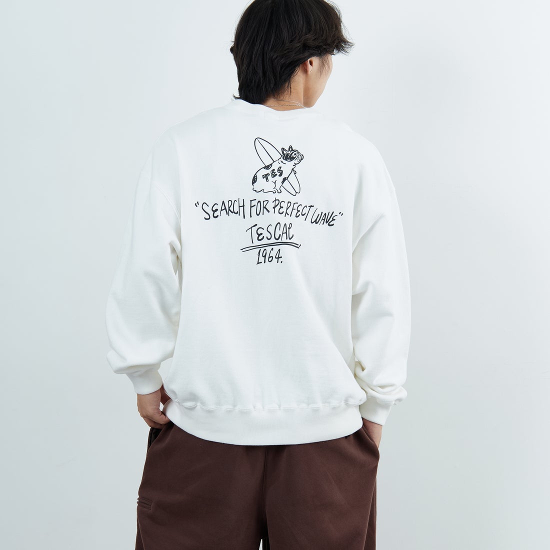 The Endless Summer [エンドレスサマー] 別注 手描き風BUHI バックプリントスウェット [FH-25774500-JF] IVORY &&モデル身長：179cm 着用サイズ：XL&&