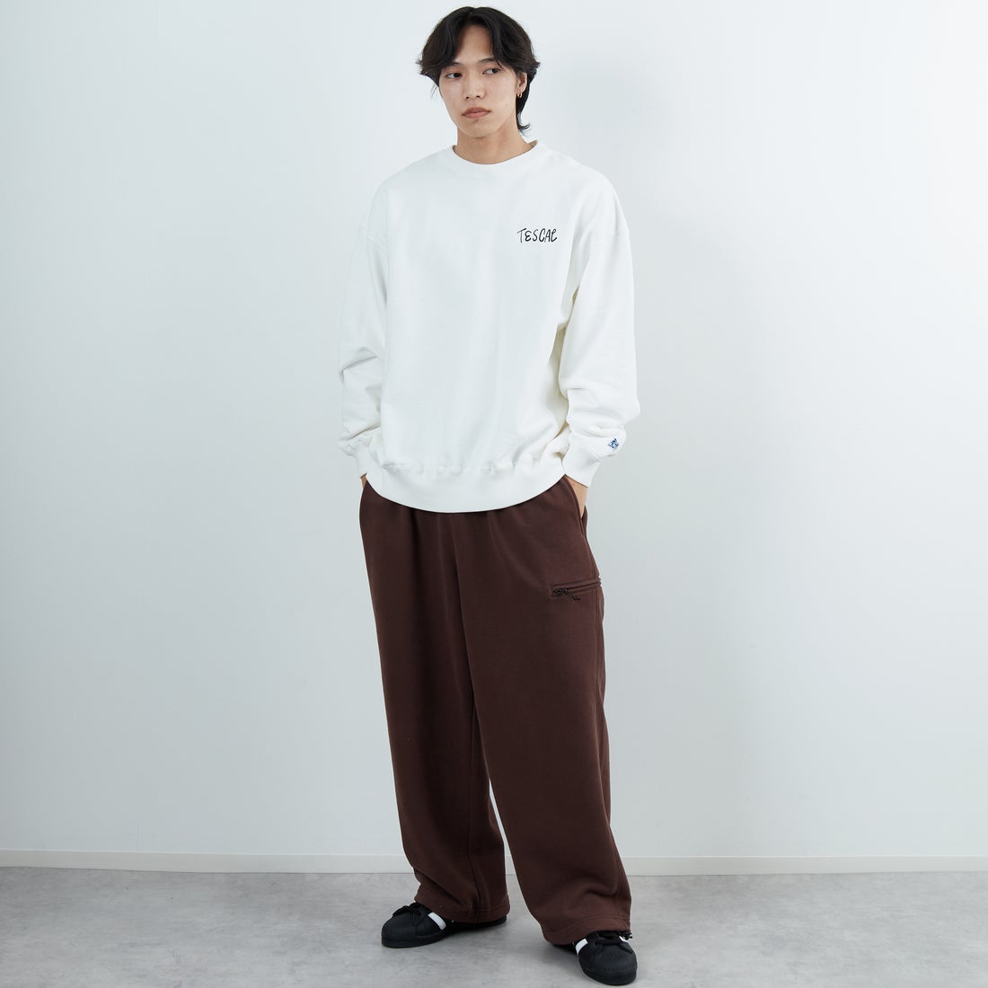 The Endless Summer [エンドレスサマー] 別注 手描き風BUHI バックプリントスウェット [FH-25774500-JF] IVORY &&モデル身長：179cm 着用サイズ：XL&&