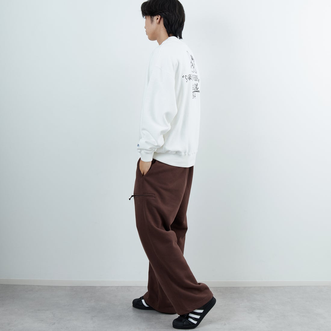 The Endless Summer [エンドレスサマー] 別注 手描き風BUHI バックプリントスウェット [FH-25774500-JF] IVORY &&モデル身長：179cm 着用サイズ：XL&&