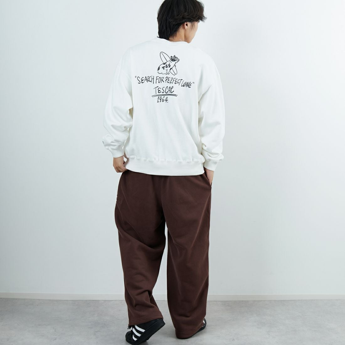 The Endless Summer [エンドレスサマー] 別注 手描き風BUHI バックプリントスウェット [FH-25774500-JF] IVORY &&モデル身長：179cm 着用サイズ：XL&&