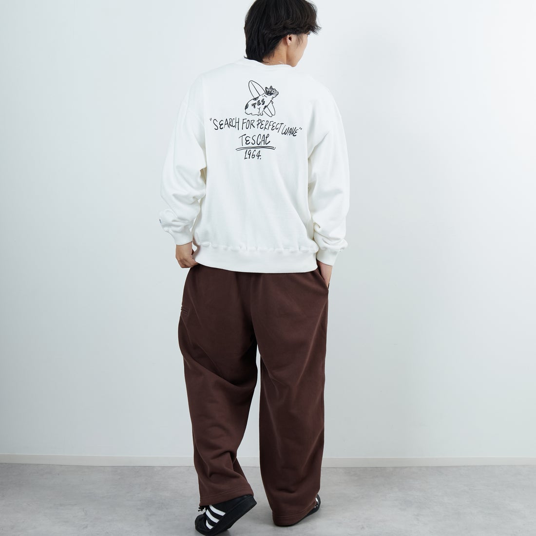 The Endless Summer [エンドレスサマー] 別注 手描き風BUHI バックプリントスウェット [FH-25774500-JF] IVORY &&モデル身長：179cm 着用サイズ：XL&&