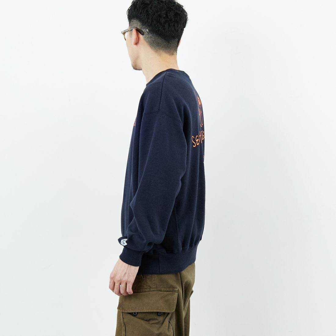 The Endless Summer [エンドレスサマー] 別注 手描き風BUHI バックプリントスウェット [FH-25774500-JF] NAVY &&モデル身長：168cm 着用サイズ：M&&