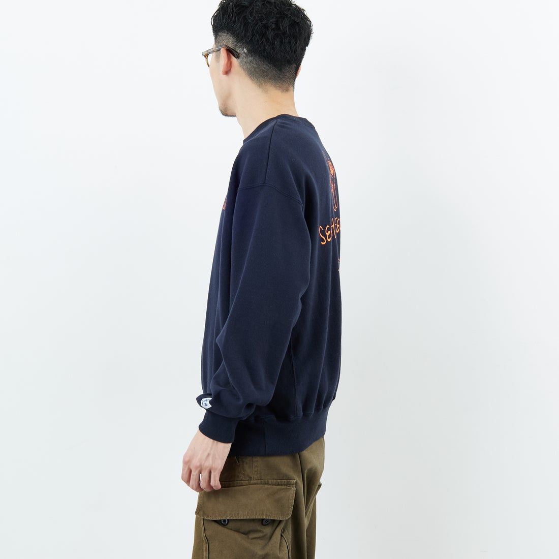 The Endless Summer [エンドレスサマー] 別注 手描き風BUHI バックプリントスウェット [FH-25774500-JF] NAVY &&モデル身長：168cm 着用サイズ：M&&