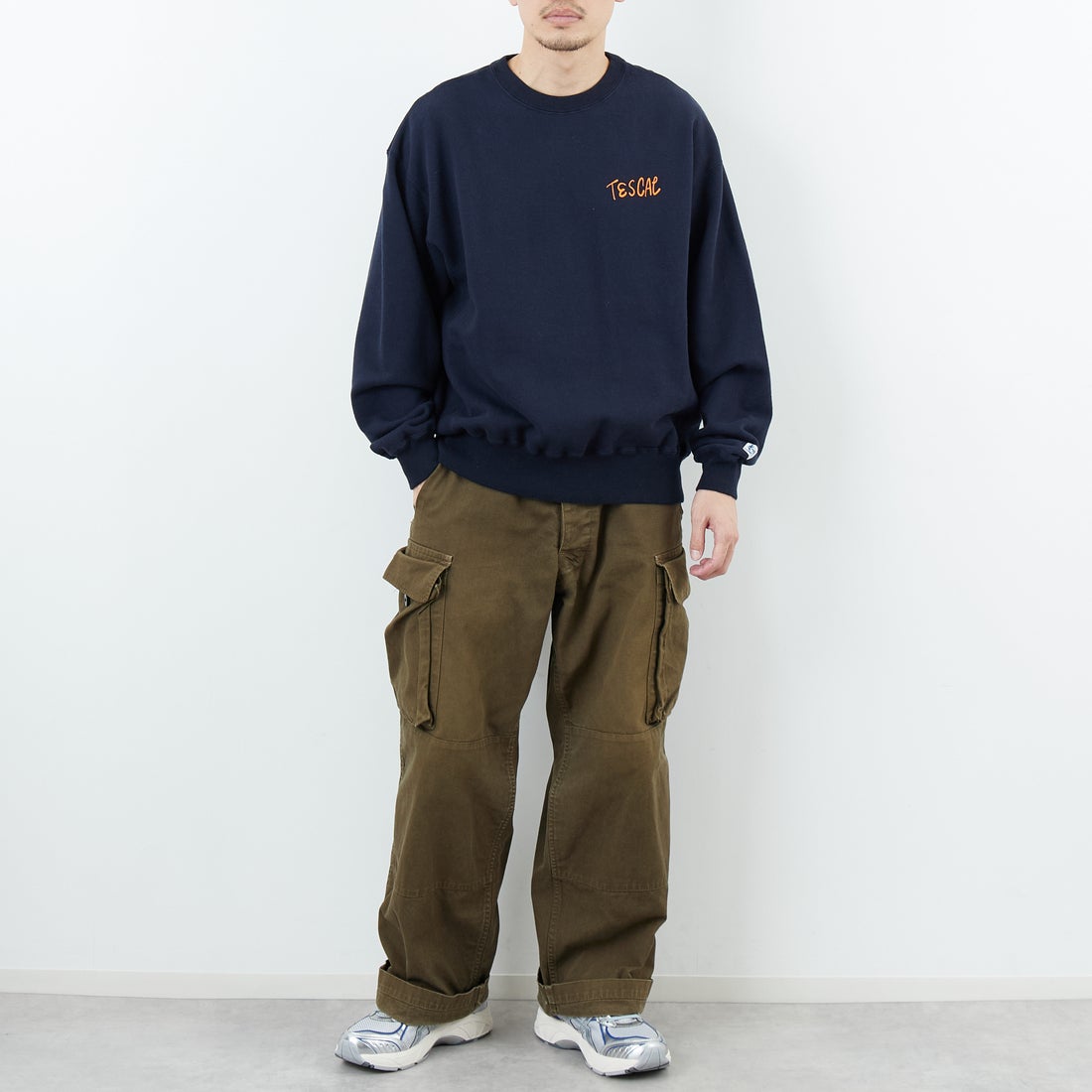 The Endless Summer [エンドレスサマー] 別注 手描き風BUHI バックプリントスウェット [FH-25774500-JF] NAVY &&モデル身長：168cm 着用サイズ：M&&