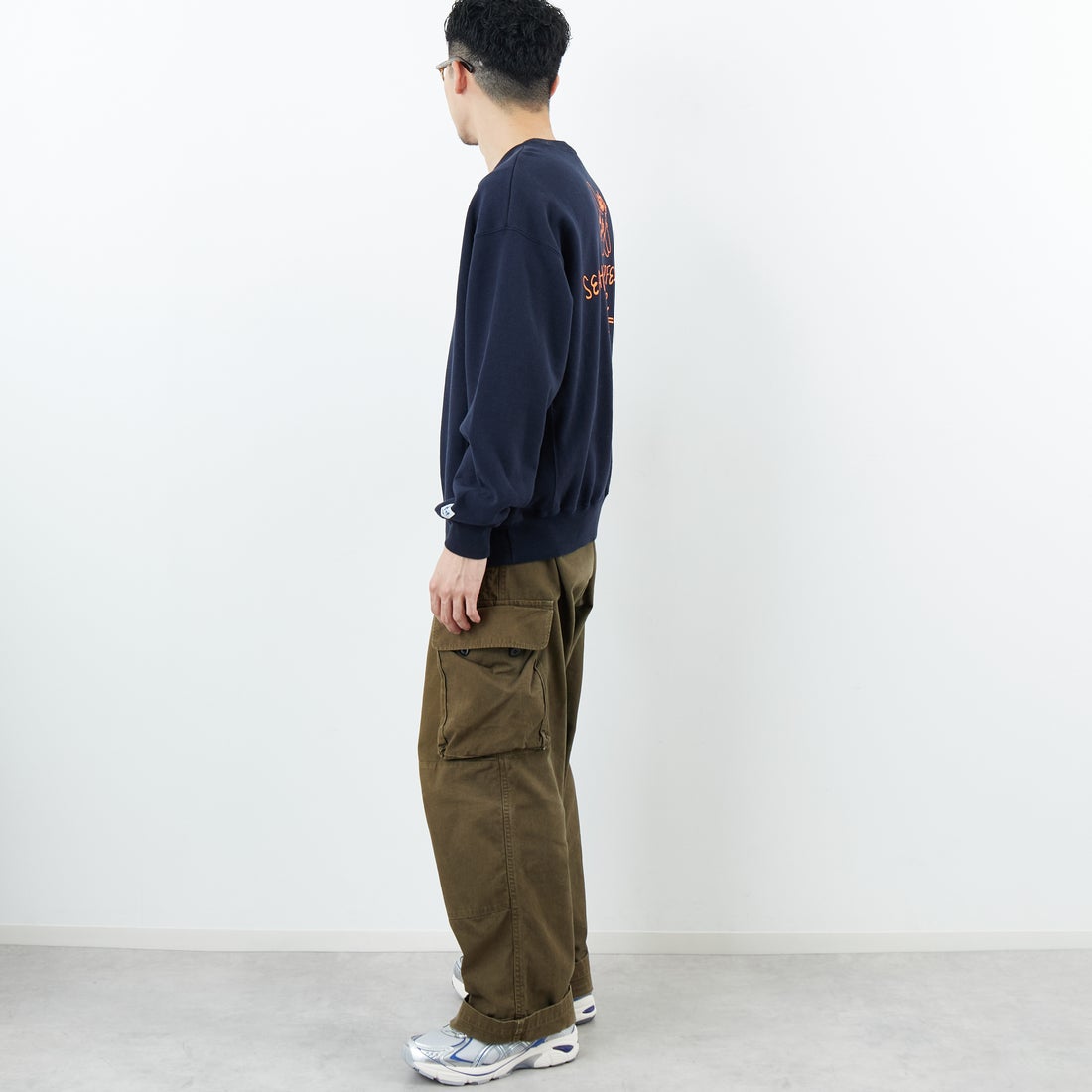 The Endless Summer [エンドレスサマー] 別注 手描き風BUHI バックプリントスウェット [FH-25774500-JF] NAVY &&モデル身長：168cm 着用サイズ：M&&