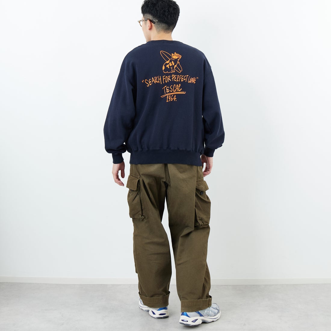 The Endless Summer [エンドレスサマー] 別注 手描き風BUHI バックプリントスウェット [FH-25774500-JF] NAVY &&モデル身長：168cm 着用サイズ：M&&