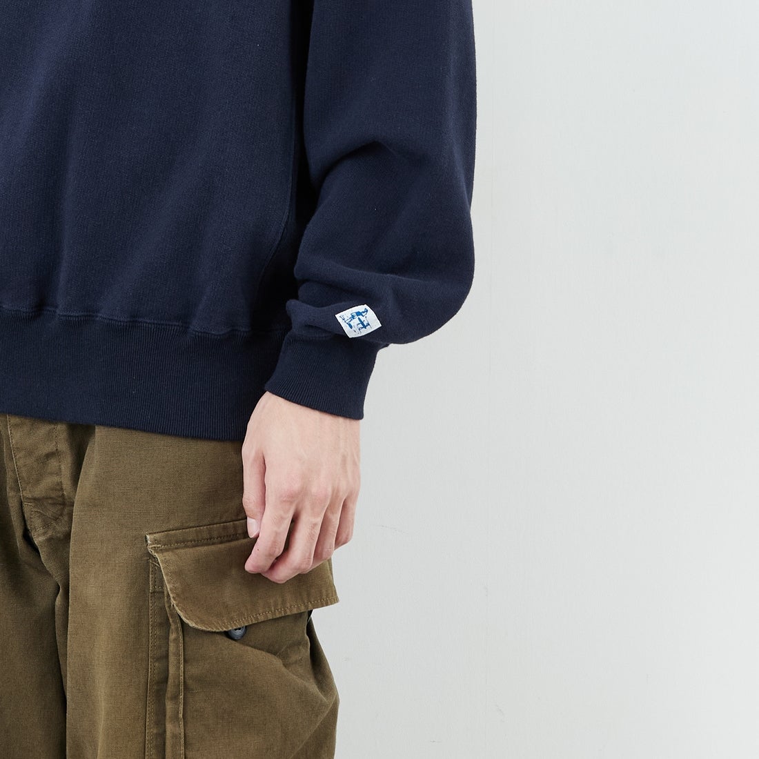 The Endless Summer [エンドレスサマー] 別注 手描き風BUHI バックプリントスウェット [FH-25774500-JF] NAVY &&モデル身長：168cm 着用サイズ：M&&