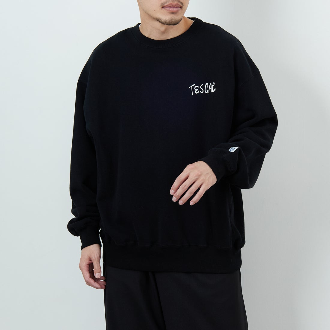 The Endless Summer [エンドレスサマー] 別注 手描き風BUHI バックプリントスウェット [FH-25774500-JF] BLACK &&モデル身長：168cm 着用サイズ：L&&